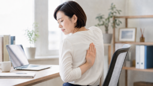 左肩甲骨の痛みの原因とは?背中左側・肩甲骨の下が痛いときの対処法