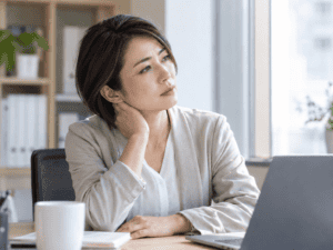 ストレスで耳が痛いことはある？耳の奥がズキンと痛む原因と対処法