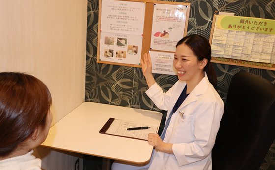 施術室で問診を行う様子
