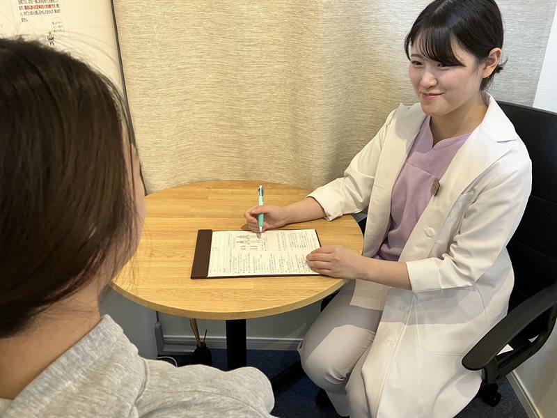 カウンセリングスペースで話を聞くスタッフ