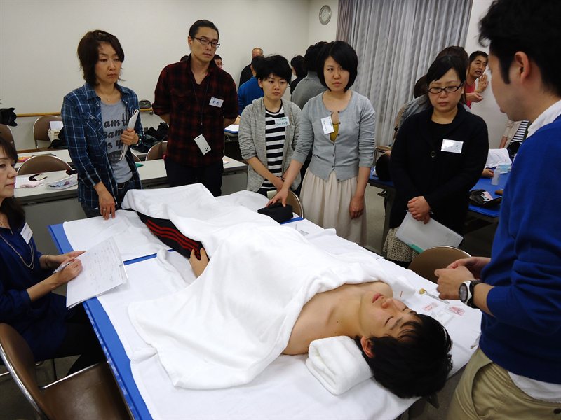 鍼灸の講習会で技術を学ぶ様子