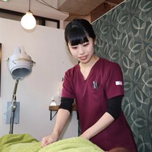 施術中のスタッフ