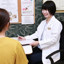 カウンセリング中のスタッフ