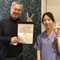 痛み癒え 笑顔にもどる 鍼の術 と話す患者様